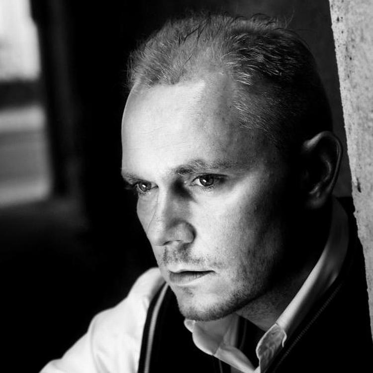Den afdøde forfatter og dramatiker Morti Vizkis radiospil 'Uforglemmelige kys' og 'Blodstænket måne' kan de næste to tirsdage opleves på TeaterHusets nye scene Xenon. Arkivfoto Martin Zakora