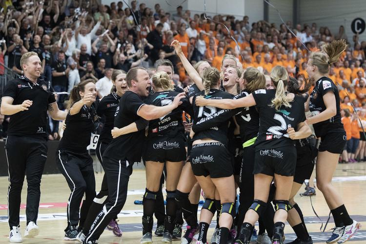 København fejrer mesterskabet efter den 3. finale i Frederiksberg Hallerne mellem København Håndbold og Odense HC. Claus Bech/Ritzau Scanpix