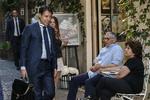 
   Professor Giuseppe Conte (tv) forhandlede søndag med Italiens præsident, Sergio Mattarella, om en ny regering.  Forgæves. Fabio Frustaci/AP