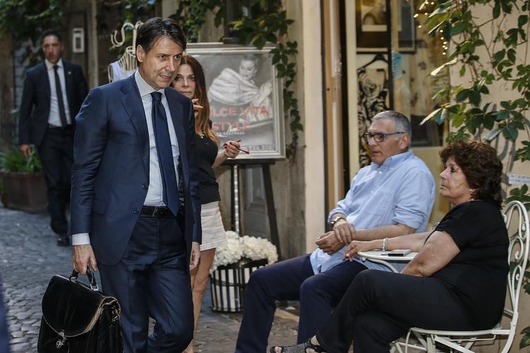 
   Professor Giuseppe Conte (tv) forhandlede søndag med Italiens præsident, Sergio Mattarella, om en ny regering.  Forgæves. Fabio Frustaci/AP