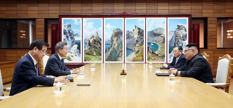 Det har mildest talt væet et tumultarisk forløb op til topmødet mellem den amerikanske præsident Trump og Nordkoreas Kim Jong-Un. Nu er amerikanske embedsfolk landet i Nordkorea for at forberede mødet. På billedet ses den nordkoreanske leder sammen med Sydkoreas præsident Moon Jae-in (Nr. to fra venstre) til deres seneste møde 26 maj.  Handout/Ritzau Scanpix