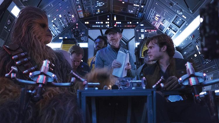 I rollen som den unge Han Solo (der tidligere blev spillet af Harrison Ford) ses skuespilleren Alden Ehrenreich. I filmen ser man, hvordan han slår sig sammen med lejemordere og udskud - som Chewbacca. John Wilson/Lucas Film Ltd.