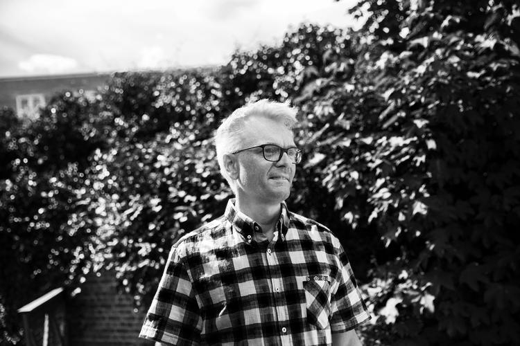 Jesper Bay-Hansen har skrevet en ny bog om mænd, der besrkives som den »ultimative guide« til manden og hans partner - ikke ulig 'Kvinde, kend din krop'.  Louise Herrche Serup/POLFOTO