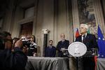 Præsidenten Sergio Mattarella har fået massiv kritik for sin blokering af eurokritikeren Paolo Savona som finansminister i en planlagt regering bestående af protespartiet Femstjernebevægelsen og det EU-fjendtlige højreparti Lega. Fabio Frustaci/AP