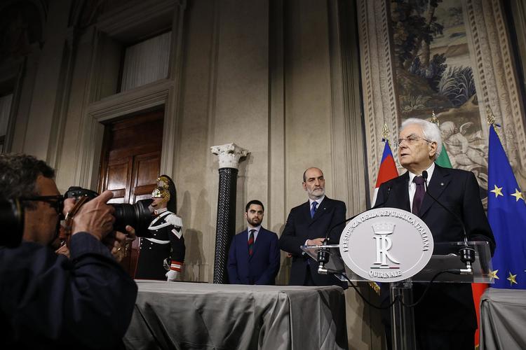 Præsidenten Sergio Mattarella har fået massiv kritik for sin blokering af eurokritikeren Paolo Savona som finansminister i en planlagt regering bestående af protespartiet Femstjernebevægelsen og det EU-fjendtlige højreparti Lega. Fabio Frustaci/AP