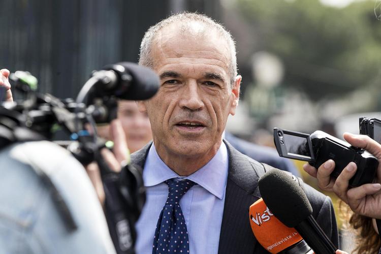 Den 63-årige økonom, Carlo Cottarelli, er tidligere chef i Den Internationale Valutafond, hvor han  fik tilnavnet 'saksen', da han krævede besparelser i Italiens statsbudgetter for at reducere landets kæmpegæld. Angelo Carconi/AP