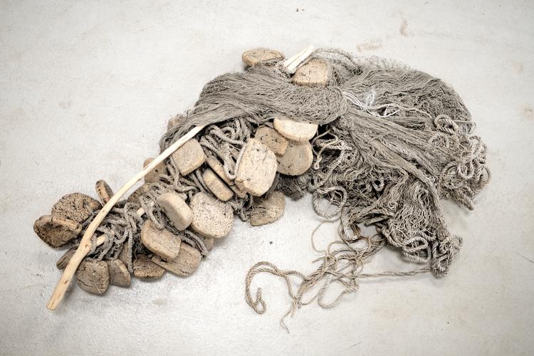 Det er primært de kulturhistoriske museers samlinger, der er problemet, siger Ole Winther fra Slots- og Kulturstyrelsen. Fiskegarnet på billedet opbevares i Gilleleje Museums magasin.   Peter Hove Olesen/POLFOTO