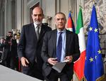 Økonomen Carlo Cottarelli (th) har af den italienske præsident Sergio Mattarella fået til opgave, at danne en ny regering i Italien. Det er Lega og Femstjernebevægelsen ikke begejstret for. Alessandro Di Meo/AP