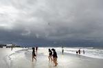 Strandgæster på Okaloosa Island i Fort Walton Beach, Florida mandag. Den subtropiske storm 'Alberto' blev ikke helt så kraftig som ventet. Alligevel var der flere dødsfald.  Nick Tomecek/AP