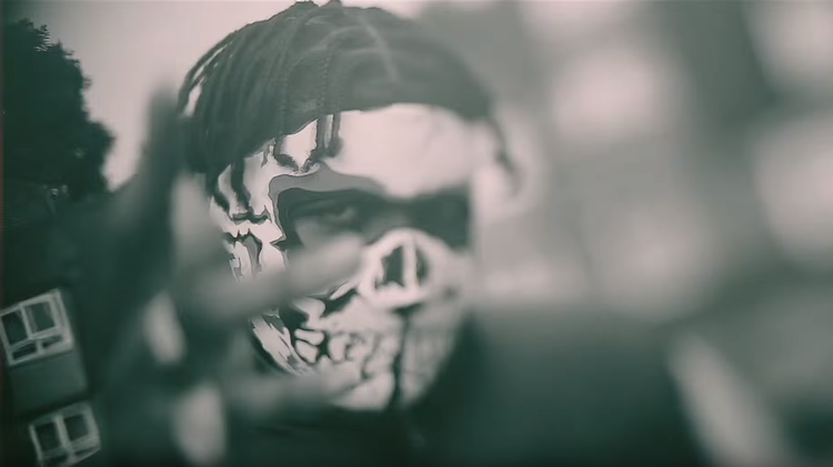 Rapperen M-Trap sidder fængslet på livstid, efter han medvirkede til at stikke en 15 årig dreng ned. Dommeren lagde vægt på, at han havde rappet om attentatet på YouTube. Screendump fra Youtube