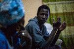 Abdoulie Manneh fortæller familien om den farefulde færd, da han bliver sendt hjem fra Libyen.  
