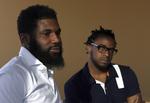 
Rashon Nelson (til venstre) og Donte Robinson, som begge er 23 år gamle, blev arresteret efter at have siddet på en Starbucks uden at købe noget. Senere indgik de et forlig med bystyret i Philadelphia med en symbolsk erstatning på en dollar hver og et løfte om støtte til et program for unge entreprenører. 
 Jacqueline Larma/AP