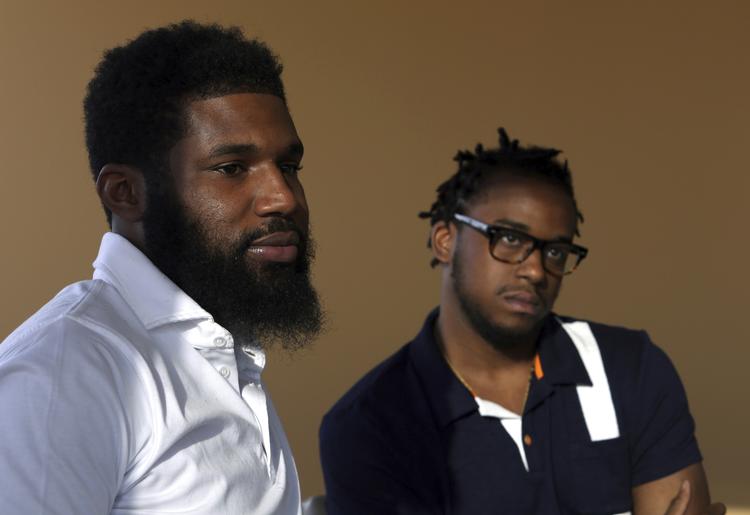 
Rashon Nelson (til venstre) og Donte Robinson, som begge er 23 år gamle, blev arresteret efter at have siddet på en Starbucks uden at købe noget. Senere indgik de et forlig med bystyret i Philadelphia med en symbolsk erstatning på en dollar hver og et løfte om støtte til et program for unge entreprenører. 
 Jacqueline Larma/AP