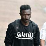Den 22årige indvandrer fra Mali, Mamoudou Gassama, modtog efter sin redningsindsats af en lille dreng både skulderklap fra præsident Macron, blev lovet fransk statsborgerskab og fik et jobtilbud som brandmand.  Gerard Julien/Ritzau Scanpix