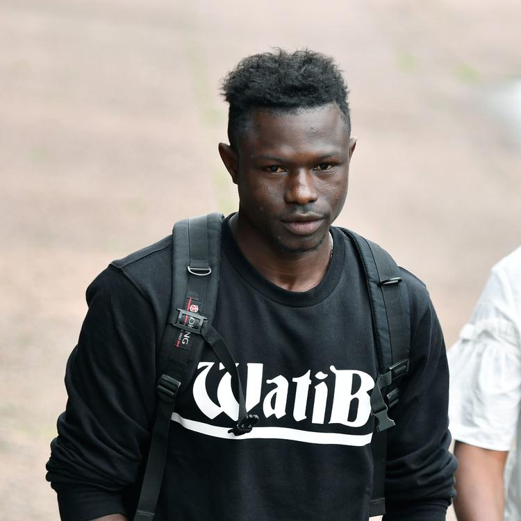 Den 22årige indvandrer fra Mali, Mamoudou Gassama, modtog efter sin redningsindsats af en lille dreng både skulderklap fra præsident Macron, blev lovet fransk statsborgerskab og fik et jobtilbud som brandmand.  Gerard Julien/Ritzau Scanpix