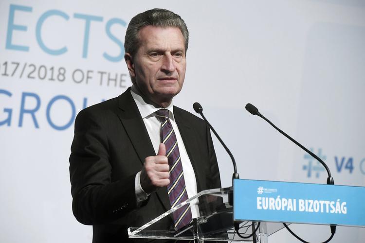 Flere kræver, at Günther Oettinger tager sin afgang. Szilard Koszticsak/AP