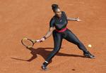 Serena Williams vakte opsigt med sin heldragt, da hun spillede sin første grandslamkamp som mor. Michel Euler/AP