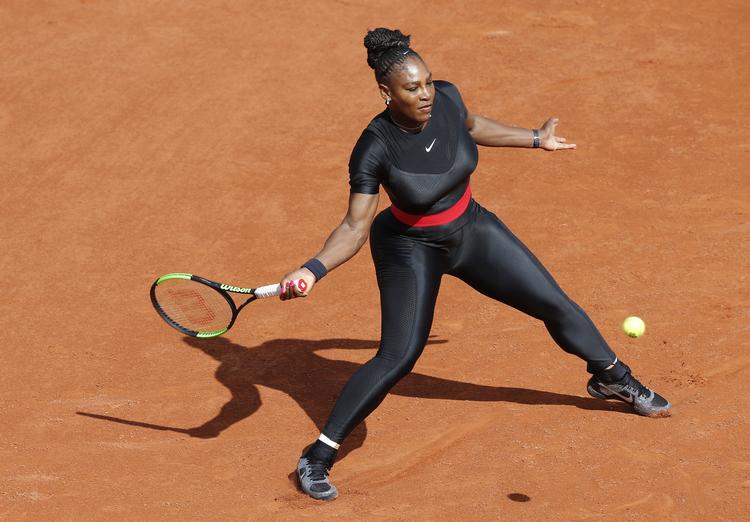 Serena Williams vakte opsigt med sin heldragt, da hun spillede sin første grandslamkamp som mor. Michel Euler/AP
