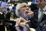 Aktiehandlerne på verdens børser har fået travlt med at følge en nedtur i Italien, som nu kaldes for et finansielt kollaps. Her er det børsen i New York sent tirsdag.
(AP Photo/Richard Drew)
   Richard Drew/AP