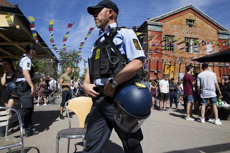 Fredag genåbnede christianitterne Pusher Street. Siden da har poltiiet hver morgen ryddet gaden for boder og hash.  Finn Frandsen/POLFOTO