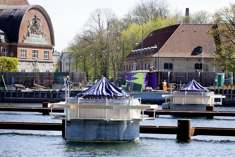 Bropillerne står klar. Brofagene er stadig i Holland.
 Finn Frandsen/POLFOTO