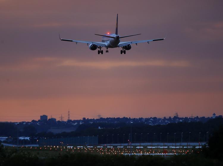 Sæt dig godt til rette, hvis du skal flyve mellem New York og Singapore. Turen med Singapore Airlines tager kap 19 timer og er verdens længste. Michael Probst/AP