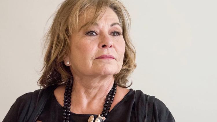 Roseanne Barr blev fyret fra den kult-tv-serie hun selv var med til at starte og relancere. Fyringen kom efter et af hendes tweets blev tolket som om at hun sammenlignede en af Barack Obamas ansatte med en abe. 