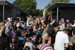 Til sidste skoledag på Brøndbyvester Skole bliver der stadig kastet med karameller, men barberskum og 'dødslister' er forbudte. Det kan dog være svært at gøre op med traditionerne, men der er sket store forbedringer, ligger skolens viceleder vægt på. Finn Frandsen/POLFOTO