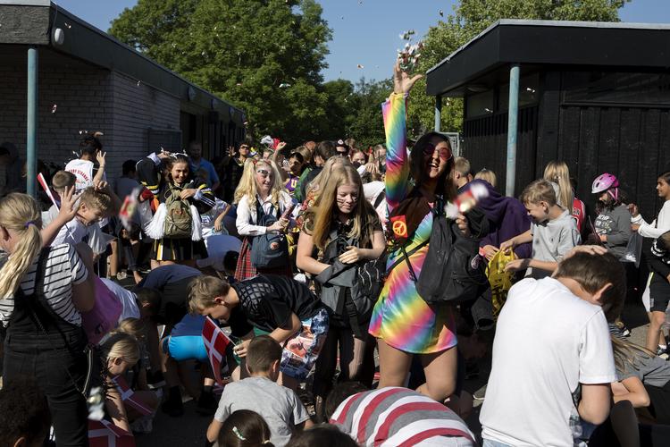 Til sidste skoledag på Brøndbyvester Skole bliver der stadig kastet med karameller, men barberskum og 'dødslister' er forbudte. Det kan dog være svært at gøre op med traditionerne, men der er sket store forbedringer, ligger skolens viceleder vægt på. Finn Frandsen/POLFOTO