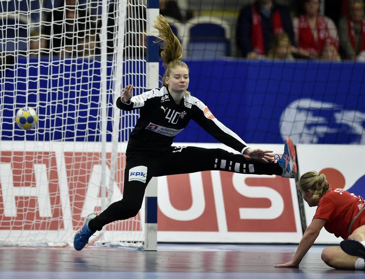 Med redninger på Sloveniens to sidste afslutninger bidrog en velspillende Althea Reinhardt til den danske EM-sejr. Poulsen Lars/POLFOTO