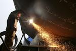 En svejser arbejder på en fabrik i Qidong i Kina. Foto: Chinatopix via AP
   /AP