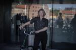 Sveriges miljøminister Karolina Skog meddbragte sin egen foldbare ministercykel under sig besøg i Købehavn. Hun arbejder for at få langt flere cykler på de svenske veje. Miriam Dalsgaard/POLFOTO