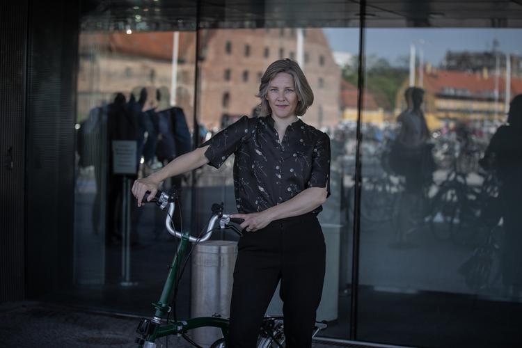 Sveriges miljøminister Karolina Skog meddbragte sin egen foldbare ministercykel under sig besøg i Købehavn. Hun arbejder for at få langt flere cykler på de svenske veje. Miriam Dalsgaard/POLFOTO