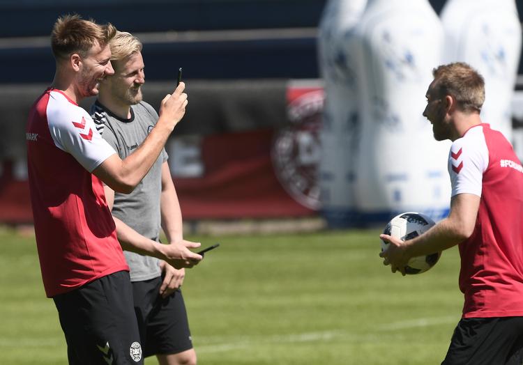 
Nicklas Bendtner kan ikke træne sammen med hjopldkammeraterne. Så han har tid til, sammen med Kasper Schmeichel at lege fotograf og tage billeder af bl.a. Christian Eriksen Poulsen Lars/POLFOTO
