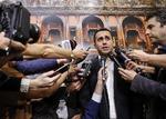 Femstjernebevægelsens leder, Luigi Di Maio, meddelte sent onsdag, at han er åben for at danne en mindre euroskeptisk regering. Det har fået aktierne til at stige igen. (Fabio Frustaci/ANSA via AP)
   Fabio Frustaci/AP