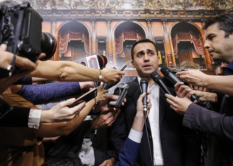 Femstjernebevægelsens leder, Luigi Di Maio, meddelte sent onsdag, at han er åben for at danne en mindre euroskeptisk regering. Det har fået aktierne til at stige igen. (Fabio Frustaci/ANSA via AP)
   Fabio Frustaci/AP