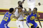     Cleveland Cavaliers og  LeBron James (23) har revanche til gode mod Golden State efter sidste sæsons finalenederlag. I år slipper James og co. dog for rygeren  Matt Barnes (22), der har indstillet karrieren.  Tony Dejak/AP