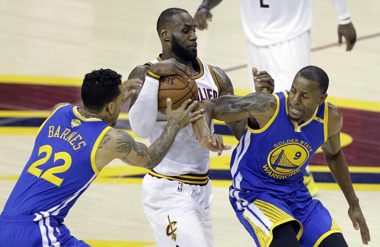     Cleveland Cavaliers og  LeBron James (23) har revanche til gode mod Golden State efter sidste sæsons finalenederlag. I år slipper James og co. dog for rygeren  Matt Barnes (22), der har indstillet karrieren.  Tony Dejak/AP