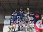 Mikkel Frøhlich Honoré øverst på podiet flankeret af holdkammeraten Niklas Larsen og briten Ross Lamb efter søndagens triumf i Circuit de Wallonnie. Begge danskere bidrager til førstepladsen på den europæiske rangliste. 