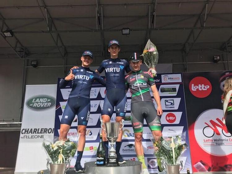 Mikkel Frøhlich Honoré øverst på podiet flankeret af holdkammeraten Niklas Larsen og briten Ross Lamb efter søndagens triumf i Circuit de Wallonnie. Begge danskere bidrager til førstepladsen på den europæiske rangliste. 
