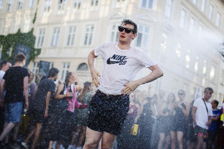 Fonden Distortion København forventede at 120.000 gæster ville være med til gårsdagens gadefest. Og gaderne var fyldte med festglade folk, der var mødt op for at være med. Emma Line Sejersen/POLFOTO