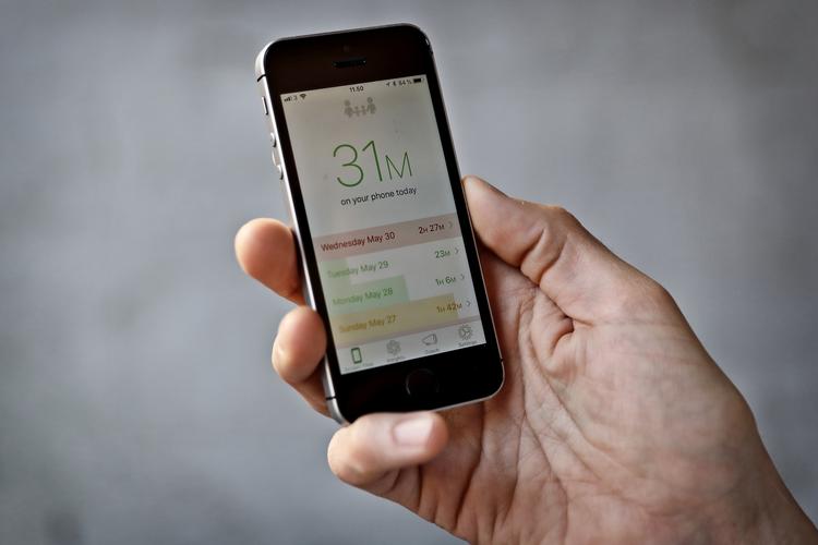 Appen Moment holder styr på, hvor meget jeg bruger min telefon. Den røde farve viser, at jeg overskred min daglige grænse onsdag. Jens Dresling/POLFOTO