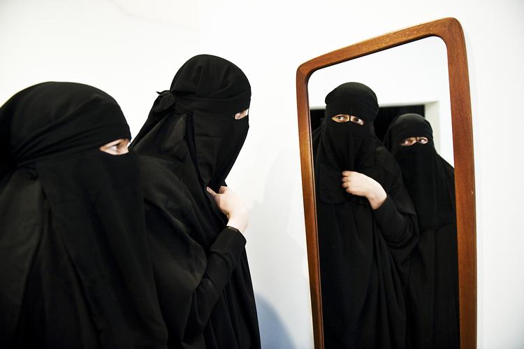 Folketinget har vedtaget et omdiskuteret tildækningsforbud. Her ses en kvinde bære burka som led i en udstilling i påsken i
Århus Kunstbygning, hvor man kunne låne en burka mens man så udstillingen. (arkiv) Helle Arensbak/POLFOTO