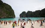 Sådan ser det ud, når de besøgende turister til Maya Bay på Koh Phi Phi. Op til 5.000 dagsturister kan besøge stranden på bare en enkelt dag. Sakchai Lalit/AP/AP