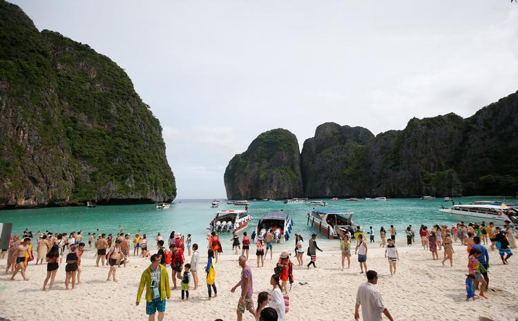 Sådan ser det ud, når de besøgende turister til Maya Bay på Koh Phi Phi. Op til 5.000 dagsturister kan besøge stranden på bare en enkelt dag. Sakchai Lalit/AP/AP