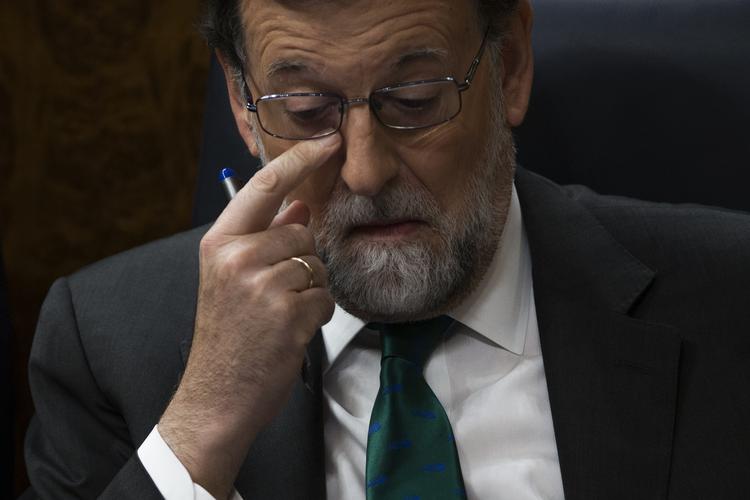 Spaniens konservative premierminister, Mariano Rajoy og hans regering er tæt på at falde. Francisco Seco/AP