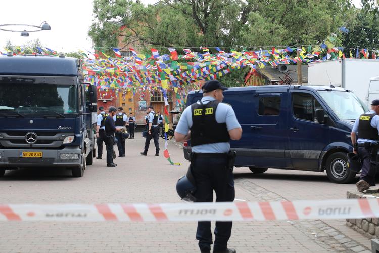 Her rydder politiet søndag Pusher Street på Christiania. 
   Mathias Øgendal/Ritzau Scanpix