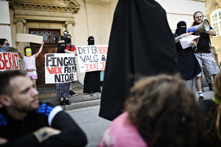 »Selvfølgelig skal vi blive ved med at snakke om integration, det er bare ikke på den her måde. Det er vigtigt for mig at sige fra og være her i en solidaritet og vise, at jeg ser jer, og jeg ser jer blive diskrimineret«, siger Marie, der var en af de deltagende maskerede ved dagens demonstration foran Christiansborg. Philip Davali/Ritzau Scanpix