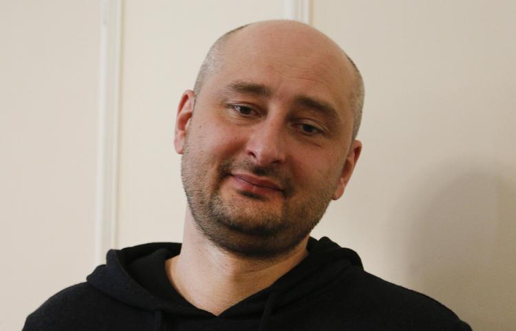 Den russiske journalist Arkadij Babtjenko overraskede, da han på et pressemøde om drabet på ham trådte frem som lyslevende.  Efrem Lukatsky/AP