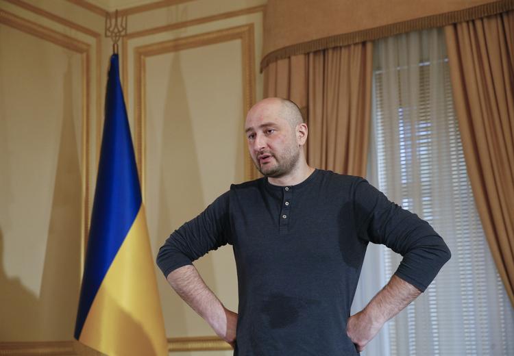 Den nu ukrainske agent Arkadij Babtjenko var før et pressemøde i onsdags erklæret død som russisk journalist. Politiken spørger en række eksperter, hvad det betyder for journalistikken. Valentyn Ogirenko/AP